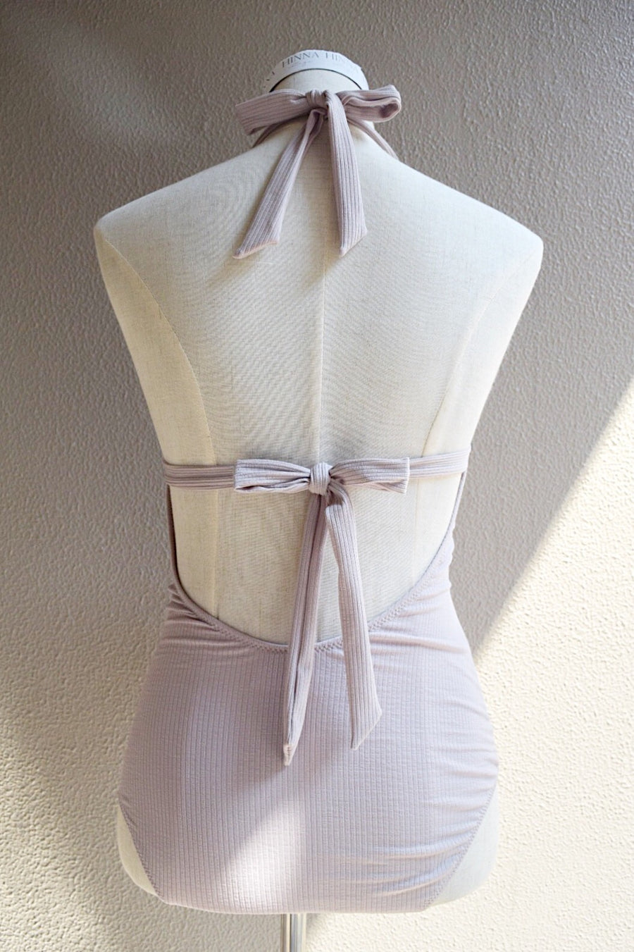 〈OUTLET品〉Back ribbon one piece swimwear - rose beige